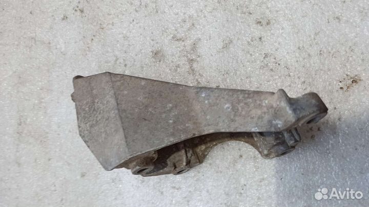 Кронштейн двигателя левый Volkswagen Passat b5