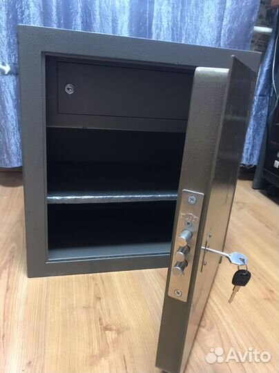 Сейф металлический