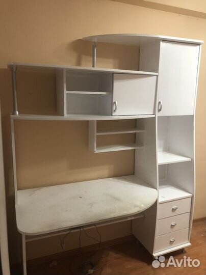 Письменный стол с ящиками и полками