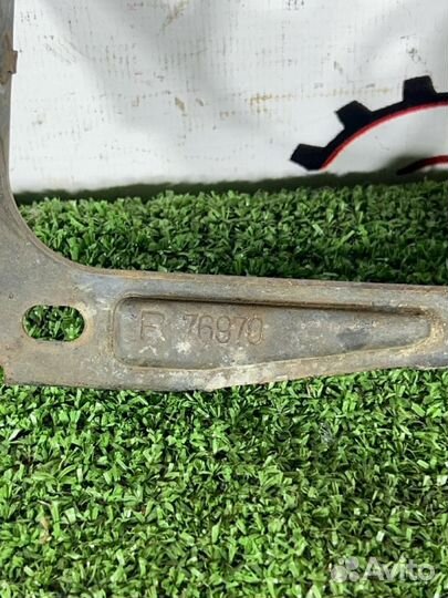 Кронштейн противотуманной фары передний правый