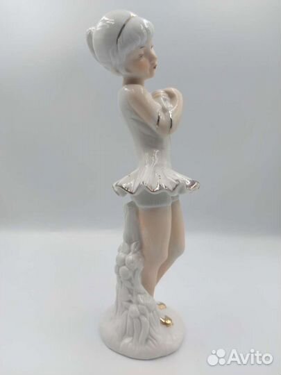 Антикварная фарфоровая статуэтка 