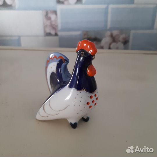 Фарфоровая статуэтка 