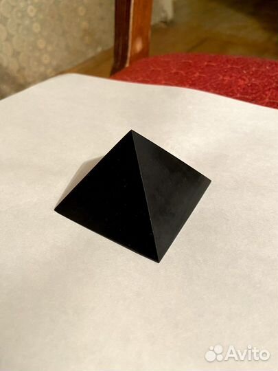 Шунгитовая пирамида