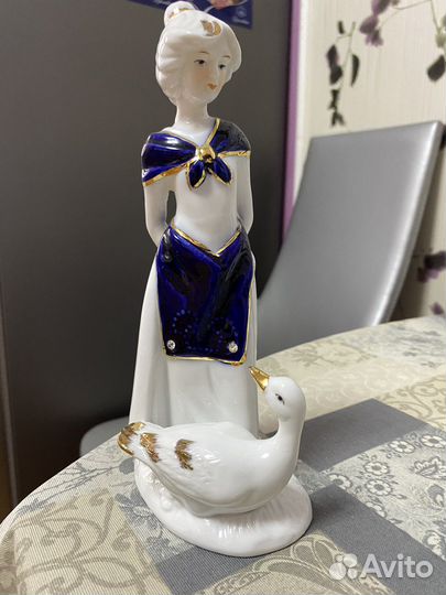 Статуэтка фарфоровая Салфетница Ваза Девушка