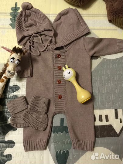 Вязанный комбинезон, шапочка и пинетки