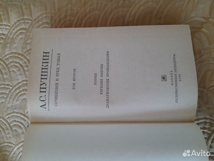 Художественные книги в ассортименте