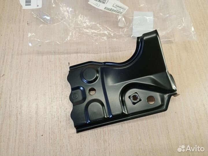 Кронштейн радиаторов левый Toyota Land Cruiser 200