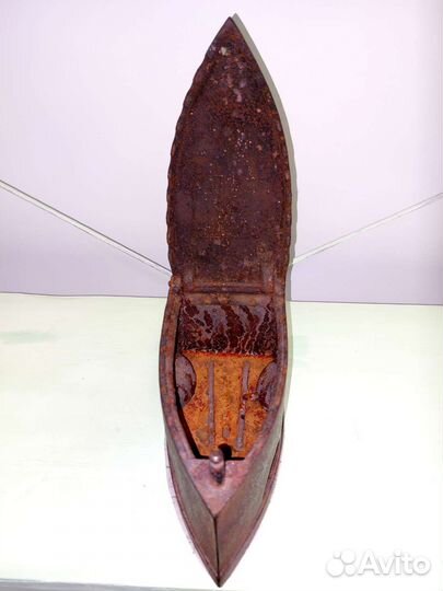 Старинный угольный утюг