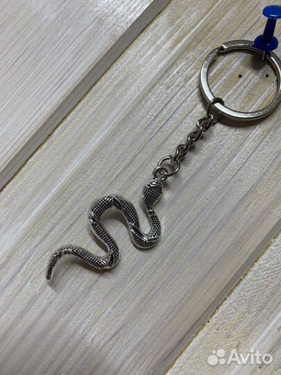 Брелок серебристый змея
