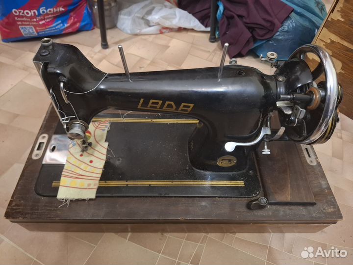 Швейная машинка LADA 121