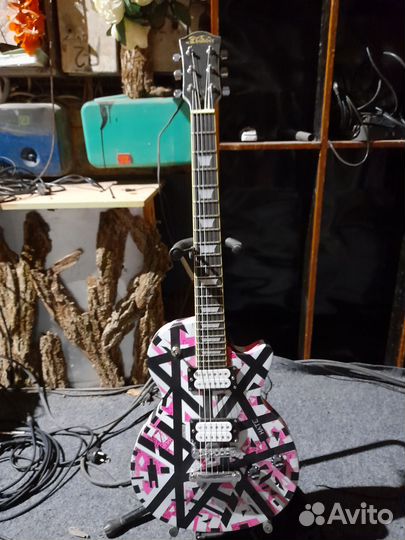 Электрогитара дизайнерской окраски
