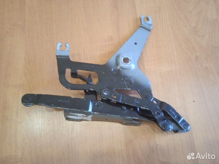 Петля капота правая Bmw X6 F16 4DX 4.0 2018