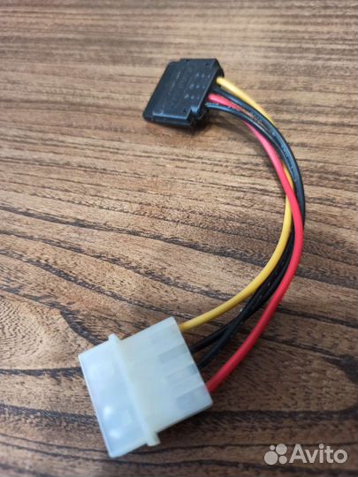 Кабель molex-sata