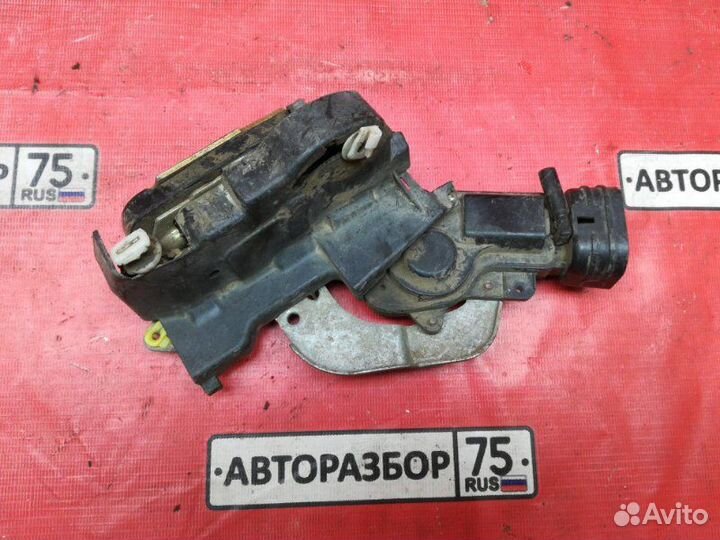 Замок двери передний левый Toyota Corolla AE110