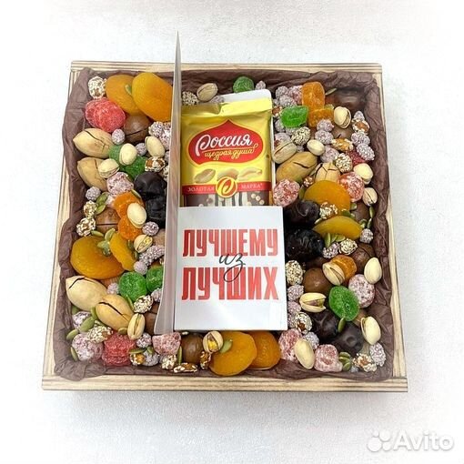 Подарочный бокс из орехов, сухофруктов и шоколада