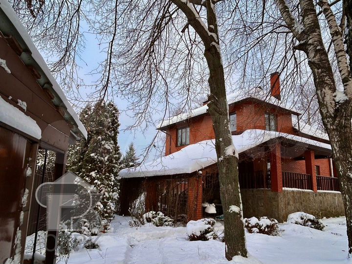 Коттедж 257 м² на участке 12 сот.