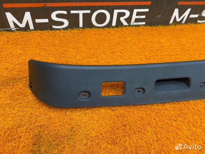 Накладка двери багажника Mercedes-Benz E-Class