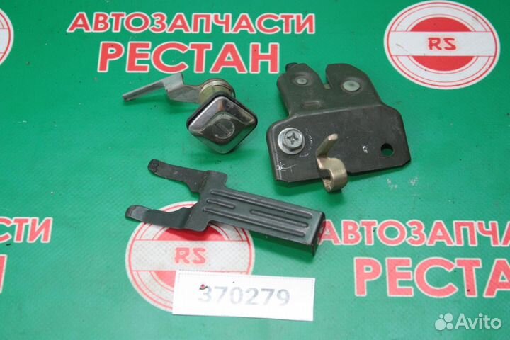 Замок багажника Nissan Laurel HC32 RB20E