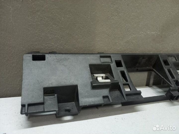 Кронштейн Volkswagen Passat B7