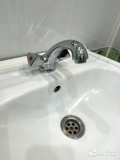 Продам раковину с тумбой