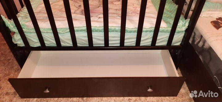 Детская кроватка с маятником и ящиком