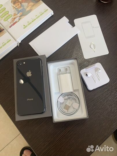 Телефон iPhone 8 -64gb