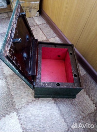 Сейф старинный