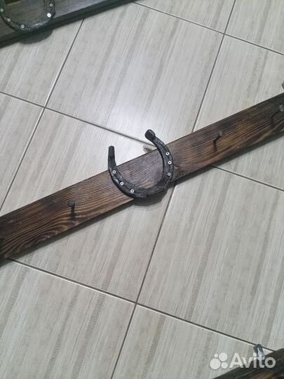 Настенная вешалка из дерева и старинной ковки