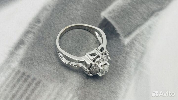 Кольцо из белого золота с центральным 0,7ct овалом