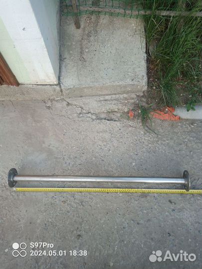 Турник из нержавейки надёжный. В проём между стен