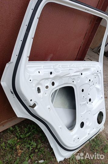 Продам дверь левую заднюю