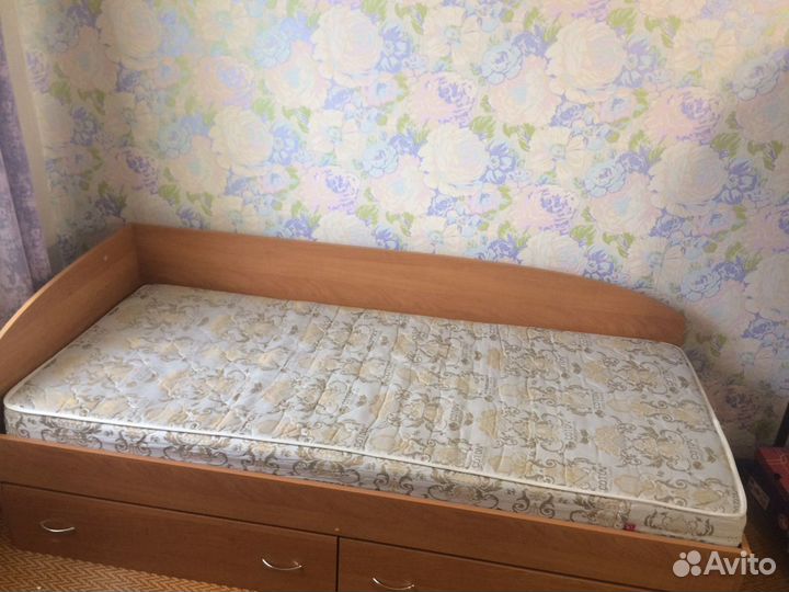 Кровать односпальная с матрасом