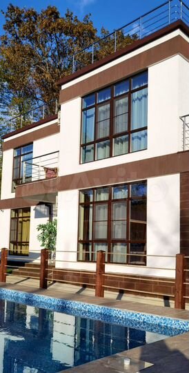 Коттедж 300 м² на участке 8 сот.