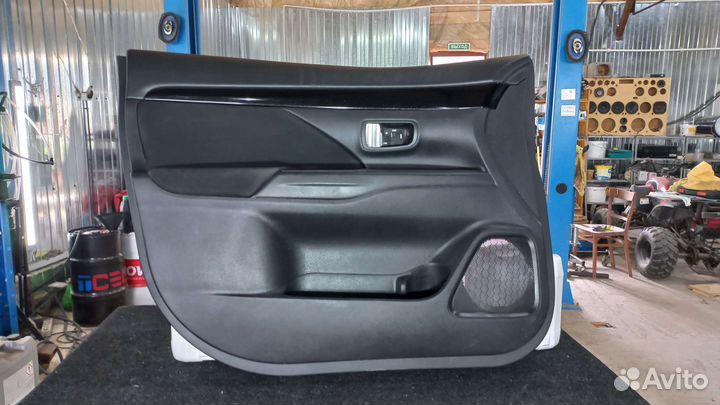 Левая обшивка дверной карты Mitsubishi Outlander3