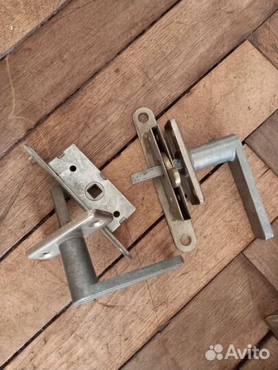 Дверная ручка с замком