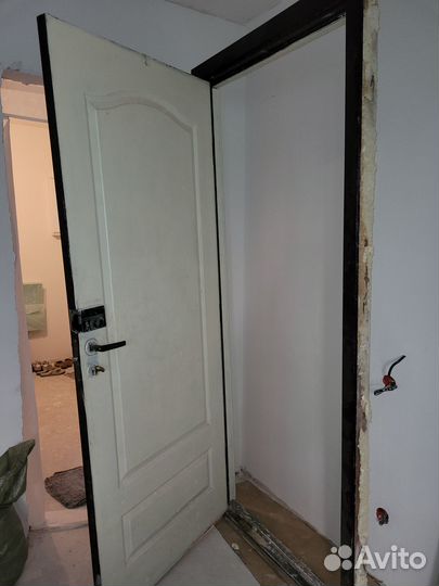 Дверь входная деревянная с коробкой