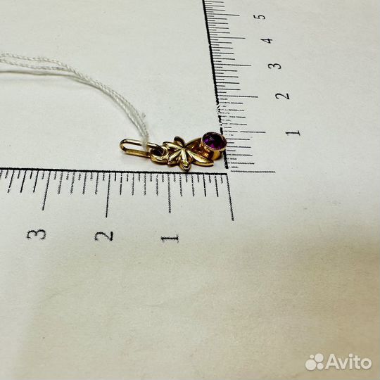 Золотая подвеска с камнем