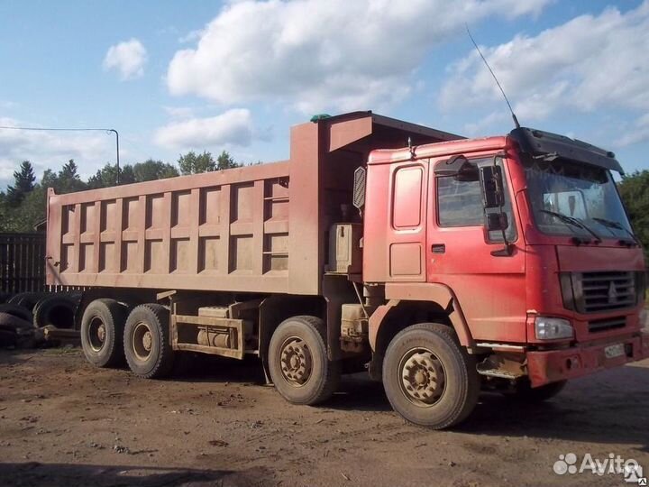 Водитель на хово 8х4 Самосвал