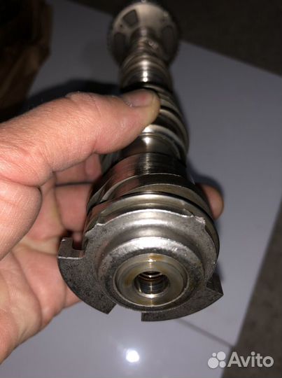 Вал впускных клапанов