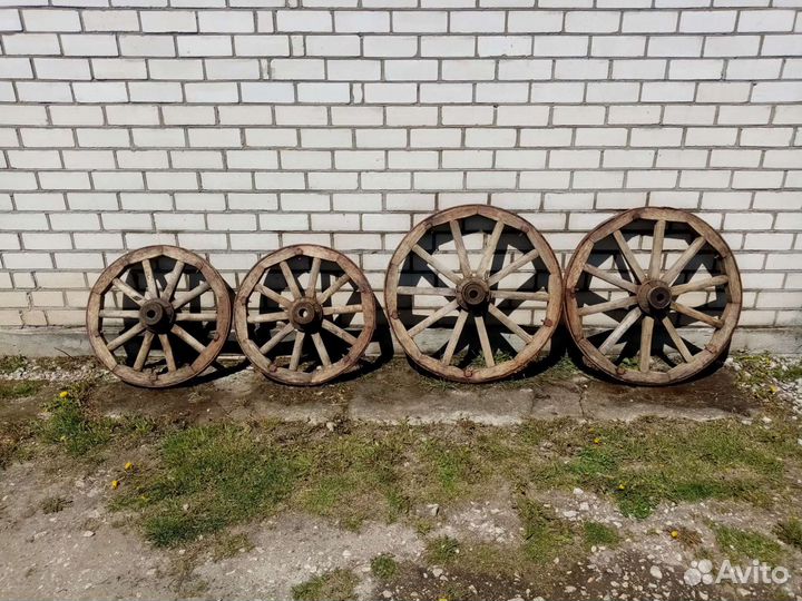 Старинные калёса для повозки омбарное хранение