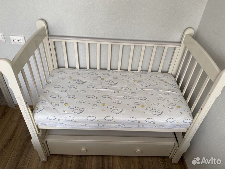 Детская кроватка с продольным маятником
