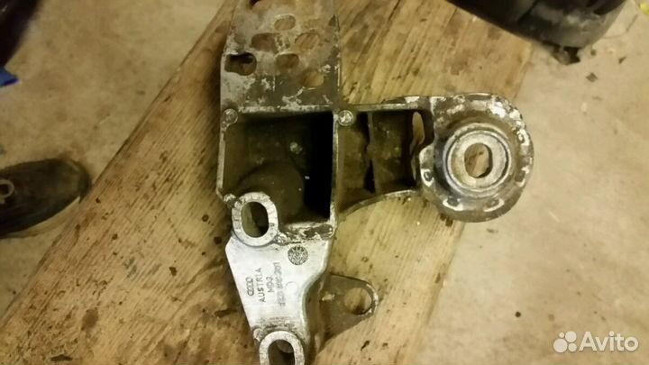 Кронштейн опоры двигателя Audi A4-A6 VW Passat 5