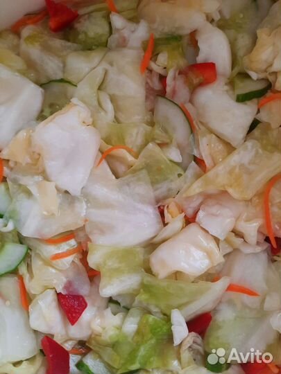 Квашенная капуста, солёные огурцы, свёкла