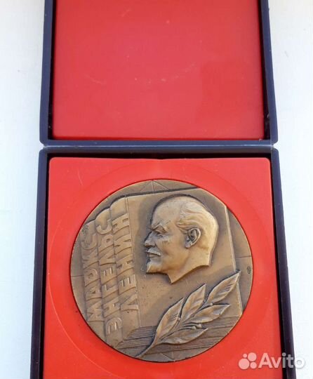 Настольная медаль