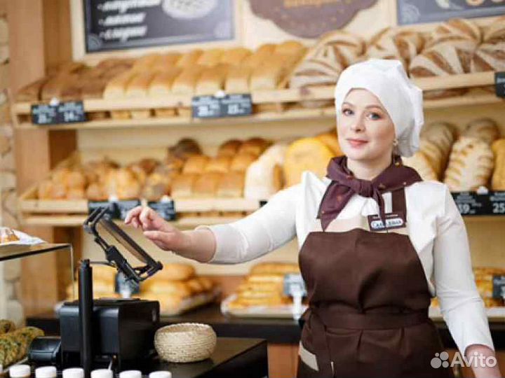 Работник продавать вкусные кексы в уютном кафе