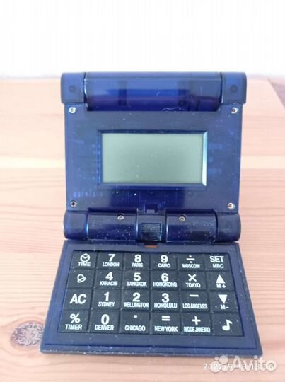 Сувенирный калькулятор с часами разных городов