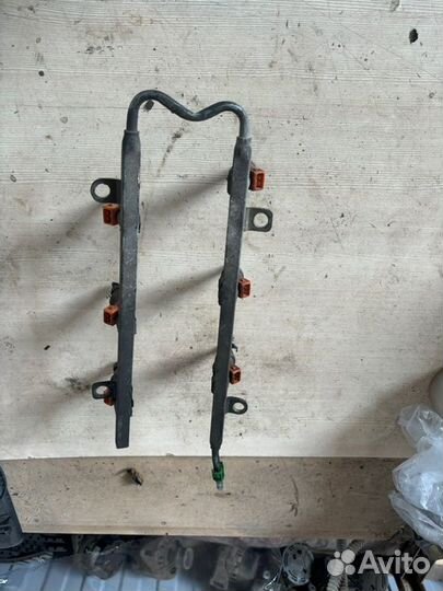 Рампа с форсунками Chrysler Stratus седан 6G73