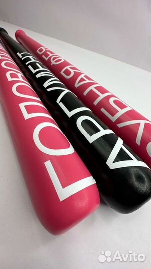 Бейсбольная бита с надписью