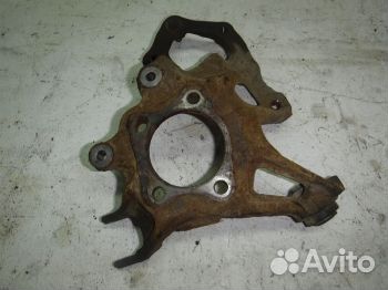 Кулак задний правый Мазда