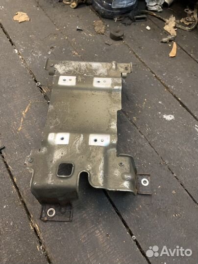 Infiniti g37 coupe кронштейн усилителя в багажник